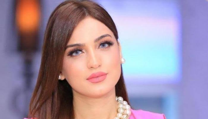 ياسمين عز تعلق على السخرية من صورها: اللي ماتعرفش ترقص تقول الأرض معووجة